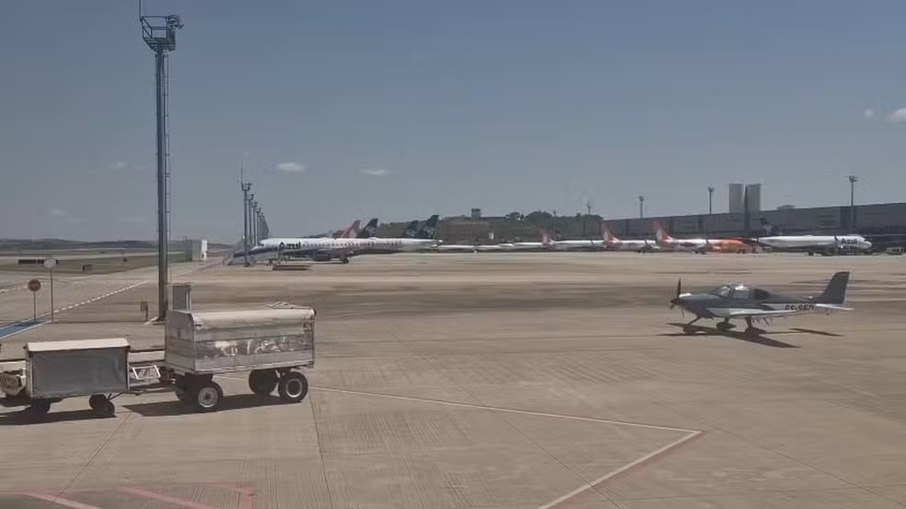 Aeroporto de Confins suspende voos após problema na pista Aeroporto de Confins suspende voos após problema na pista
