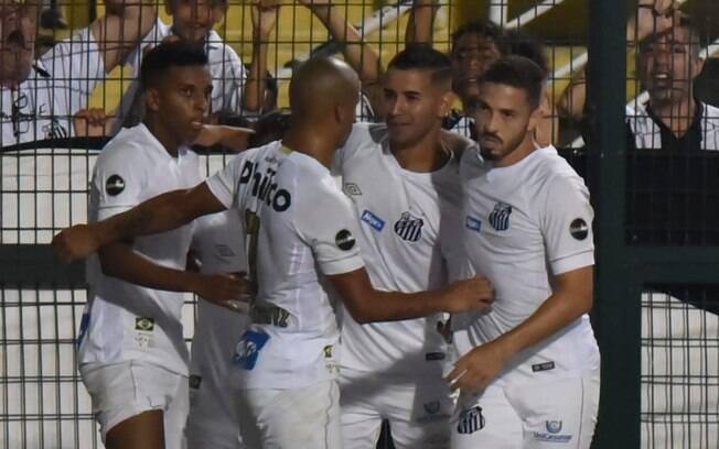 Jogadores comemoram 1° gol do Santos, anotado por Derlis González