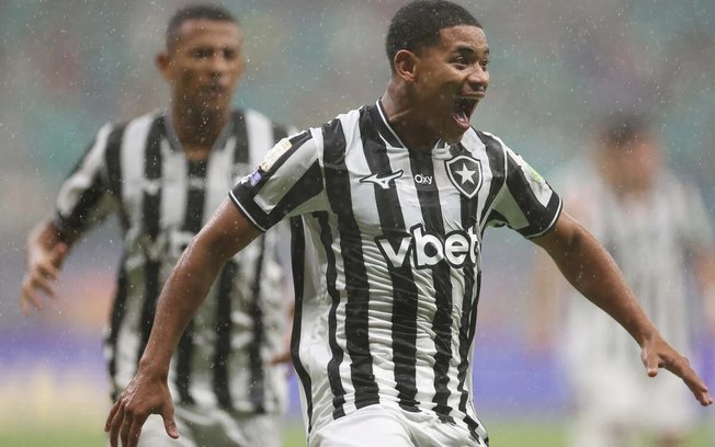Huguinho tomou conta do meio de campo do Botafogo 