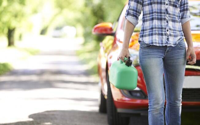 Ter seu veículo imobilizado na via por falta de combustível | Infração média, 4 pontos na carteira e multa de R$ 130,16