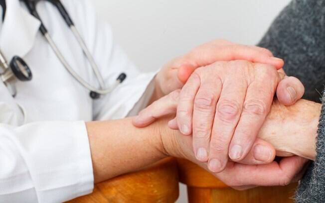 O SUS oferece tratamento multidisciplinar para pacientes com Alzheimer, afirma Ministério da Saúde