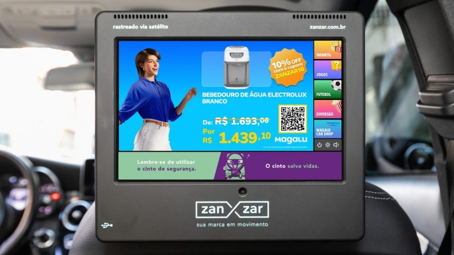 Telas interativas em carros de aplicativo transformam o trajeto dos passageiros em uma nova vitrine para produtos, ofertas e experiências do Magalu Telas interativas em carros de aplicativo transformam o trajeto dos passageiros em uma nova vitrine para produtos, ofertas e experiências do Magalu