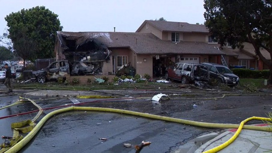 Casa atingida pelo avião pegou fogo, em San Diego, Califórnia