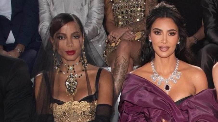 Anitta e Kim Kardashian juntas em desfile