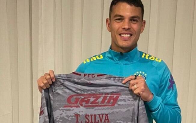 Concentrado com a Seleção, Thiago Silva recebe camisa do Fluminense de presente