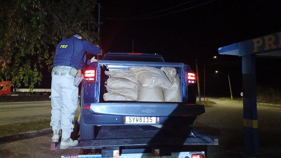 Policial é atropelado e PRF apreende 160kg de cocaína em Lavrinhas