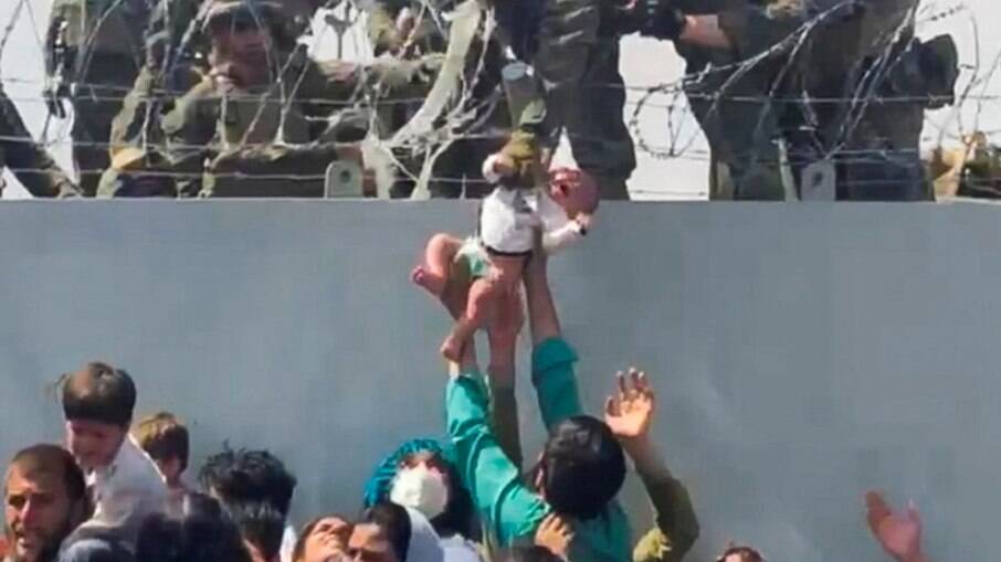 Retirada de tropas e civis em Cabul, em agosto, provocou cenas de desespero de pais com seus filhos