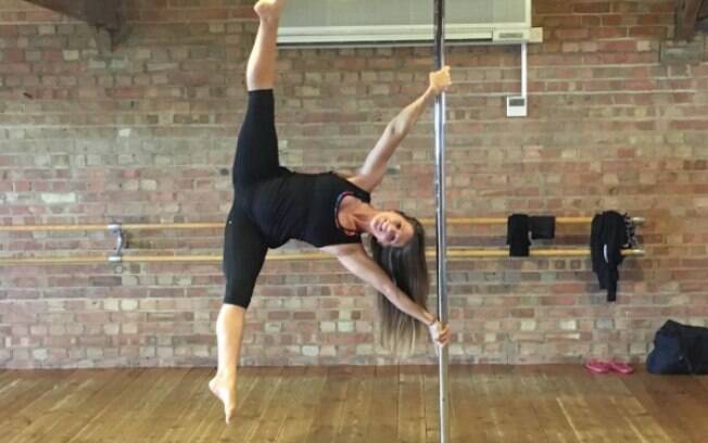 Charlotte Robertson está grávida e ainda pratica pole dance