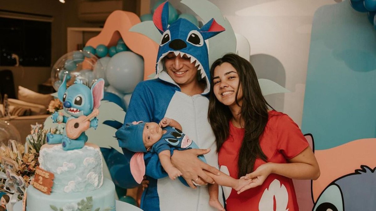 João Gomes comemora 2 meses de filho vestido de Stitch