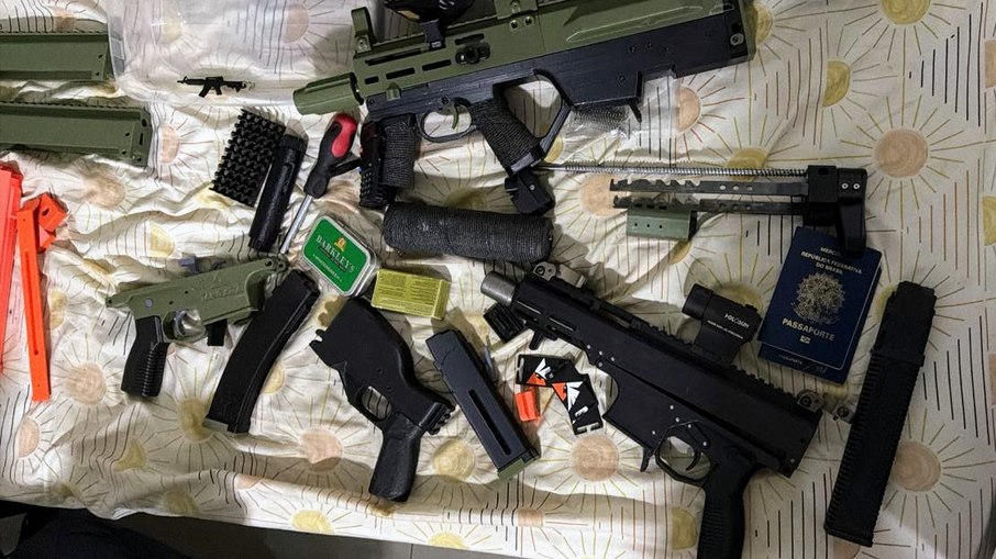 Armas produzidas com impressão 3D apreendidas em operação que investiga rede de fabricação e venda clandestina no país.
