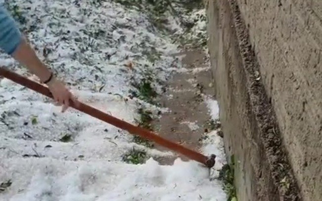 Queda brusca de pedras de granizo acumularam camada de gelo de até 30 centímetros Queda brusca de pedras de granizo acumularam camada de gelo de até 30 centímetros