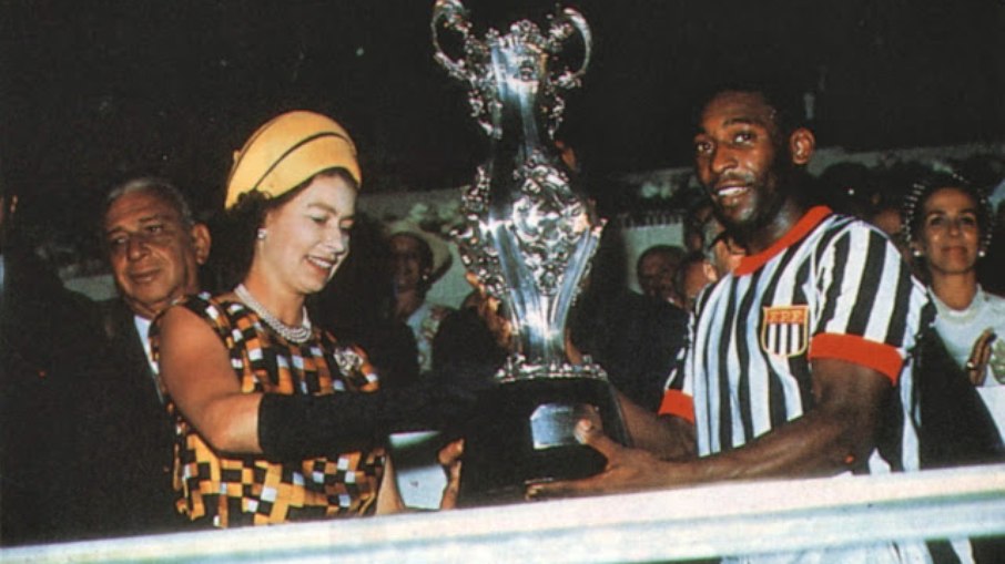 Rainha Elizabeth II e Pelé seguraram juntos o troféu do clássico