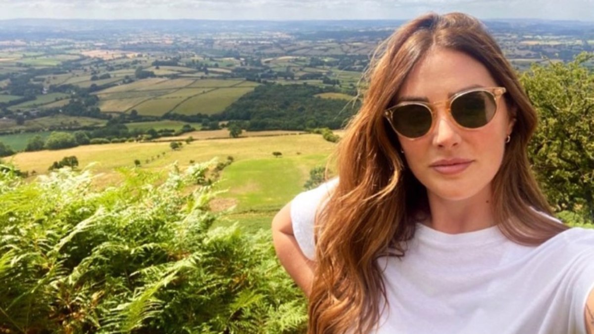 Lucy Pinder vive romance com técnico Russell Martin