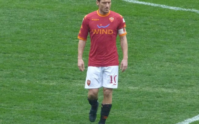 Aos 49 anos, Totti assumiu a função de consultor da diretoria do Maxima Roma