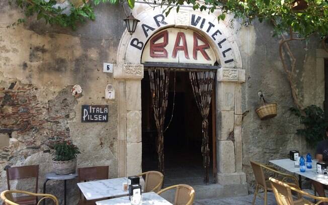 O Bar Vitelli é retratado como o bar do pai de Apollonia, primeira esposa de Michael Corleone