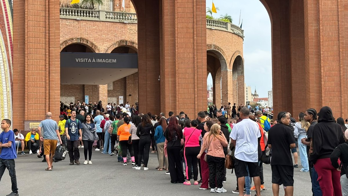 Fila para a visita a imagem de Nossa Senhora Aparecida no Santuário Nacional (SP) Fila para a visita a imagem de Nossa Senhora Aparecida no Santuário Nacional (SP)