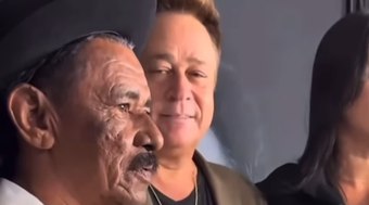Leonardo%20beija%20humorista%20em%20entrevista%20e%20leva%20bronca%20ao%20vivo