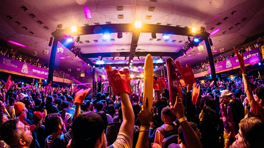 A Batalha da Aldeia fechou nesta semana os 33 MCs que irão participar da “BDA 8 Anos”, principal evento da organização, com premiação de 110 mil reais A Batalha da Aldeia fechou nesta semana os 33 MCs que irão participar da “BDA 8 Anos”, principal evento da organização, com premiação de 110 mil reais