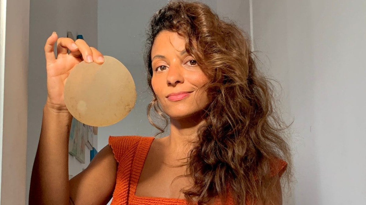 Larissa de Almeida (38) decidiu retirar os implantes após sofrer mais de 20 sintomas negativos com o silicone