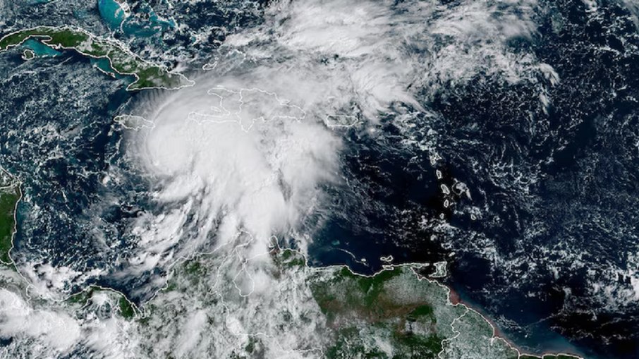 De acordo com o NHC, Melissa se move lentamente para o oeste-noroeste