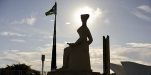 Zanin marca sessões extras para julgamento de Bolsonaro no STF