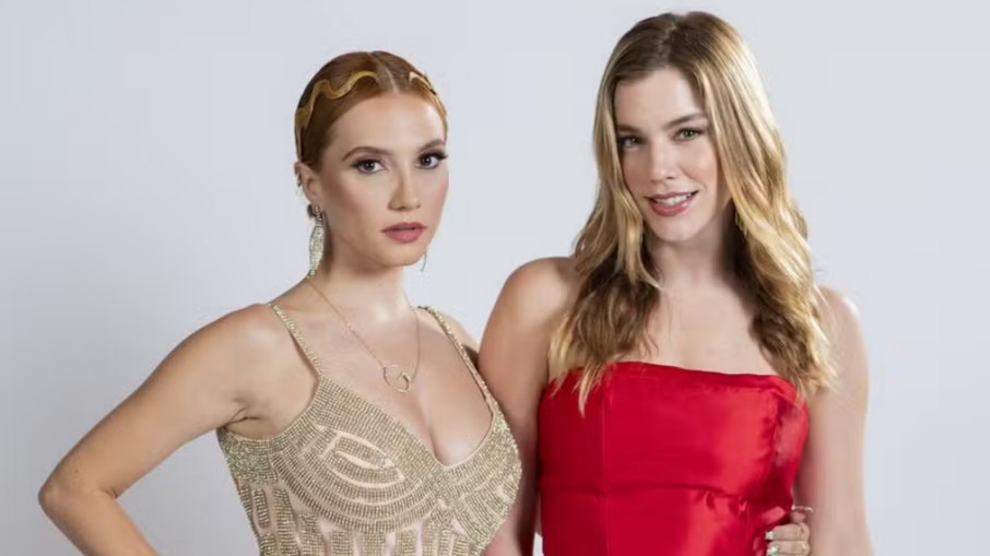 Glaucia (Lorena Comparato) e Raisa (Alice Wegmann) as protagonistas de Rensga Hits Glaucia (Lorena Comparato) e Raisa (Alice Wegmann) as protagonistas de Rensga Hits