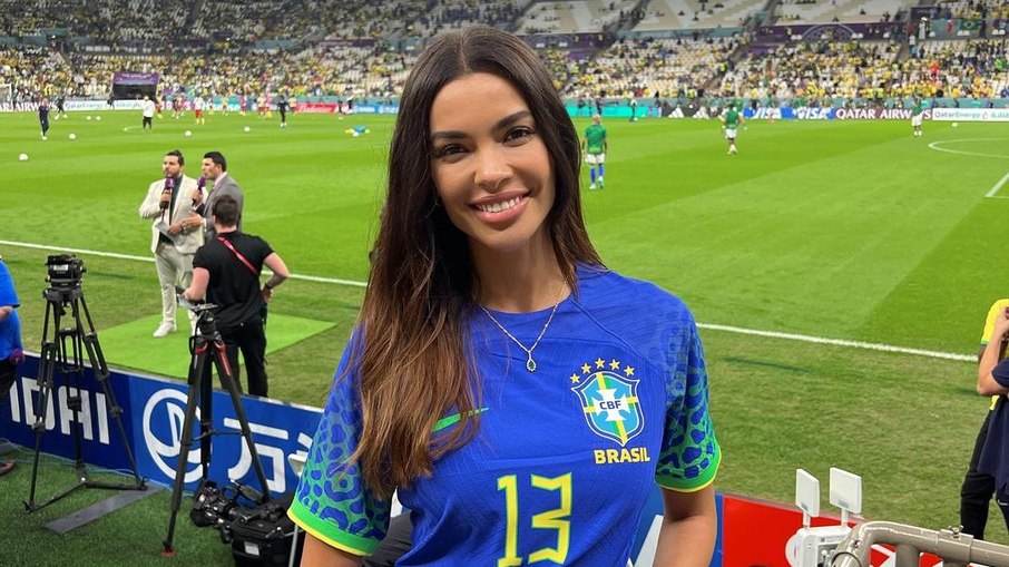 Em português, esposa de Daniel Alves manda recado a brasileiros