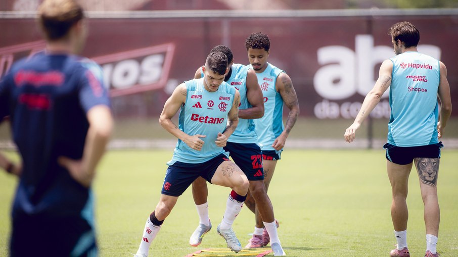 Jogadores do Flamengo treinam sob o olhar de Filipe Luís Jogadores do Flamengo treinam sob o olhar de Filipe Luís