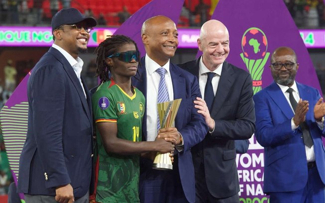 Eto’o sai em defesa de Infantino em meio a críticas à Fifa