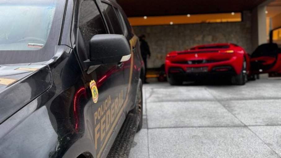 Carros de luxo foram apreendidos durante a operação Carros de luxo foram apreendidos durante a operação