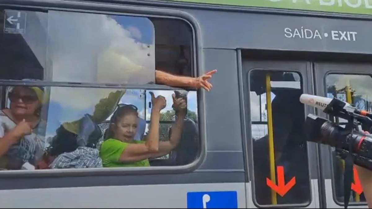 Bolsonaristas levados em ônibus de superintendência da PF a rodoviária de Brasília