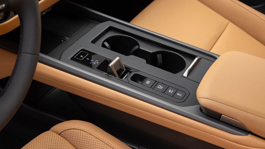 Console central do Lexus ES 350h reúne seletor eletrônico de marchas e comandos dos modos de condução.