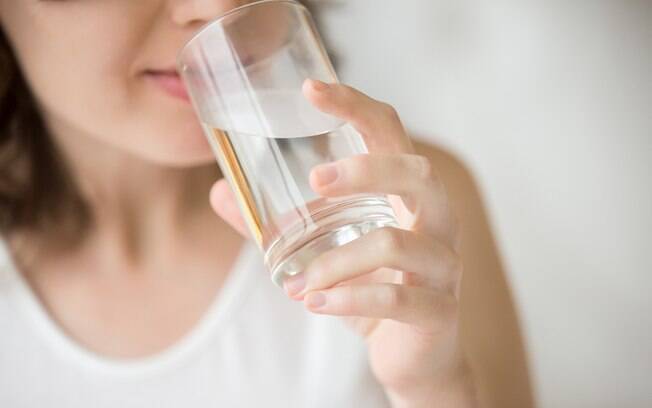 Beber bastante água ajuda a combater a xerostomia