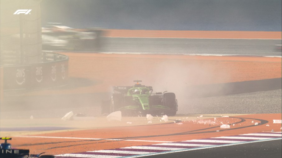 Nico Hülkenberg sofre acidente e gera batalha de estratégias entre Red Bull e McLaren Nico Hülkenberg sofre acidente e gera batalha de estratégias entre Red Bull e McLaren