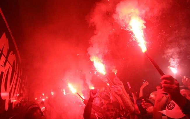 Torcida do Galo faz a 'rua de fogo' no Mineirão para a delegação do Atlético-MG Torcida do Galo faz a 'rua de fogo' no Mineirão para a delegação do Atlético-MG