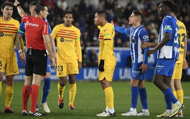 Momento em que o árbitro Martínez Munuera expulsa Vitor Roque do jogo contra o Alavés - Foto: Ander Gillenea/AFP via Getty Images