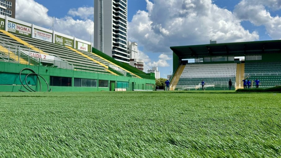 Gramado sintético da Arena Condá recebe críticas desde sua implantação
