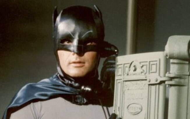 Adam West, o Batman da TV, morreu na última sexta-feira (9), aos 88 anos