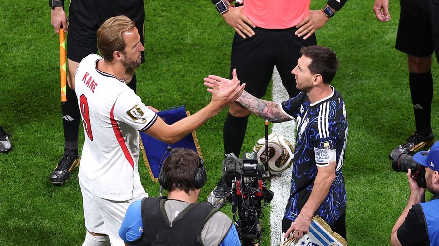 Kane e Messi se cumprimentam antes de a bola rolar para Inglaterra x Argentina