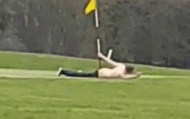 Homem foi observado colocando o mastro em seu traseiro enquanto frequentadores do clube de golfe tentavam jogar