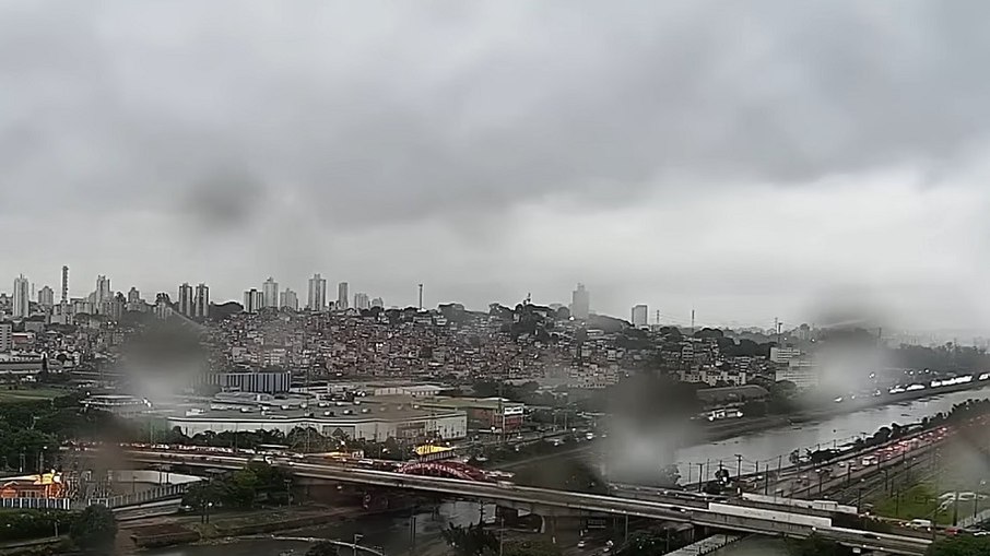 A forte chuva que fez estragos em São Paulo, logo no início de novembro, impactou na vida do paulistano. Além dos alagamentos,  milhares de pessoas ficaram sem luz por mais de um dia.