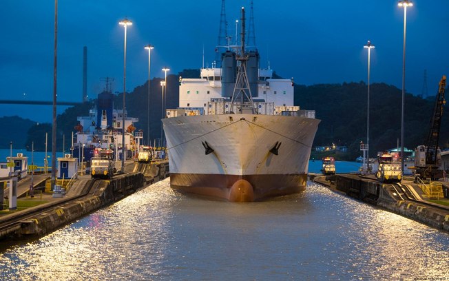 O Canal do Panamá depende de um sistema de eclusas preenchidas com água que eleva e abaixa os navios para permitir sua passagem