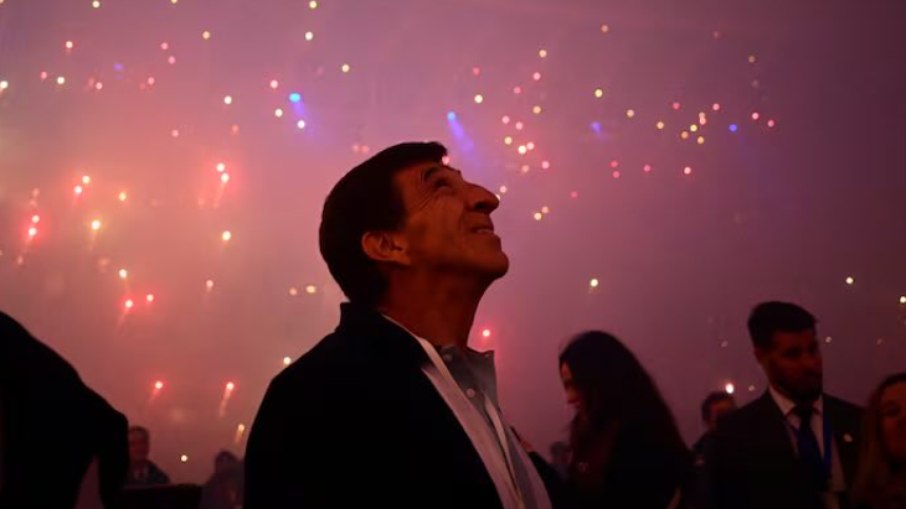 Gustavo Costas admira festa da torcida do Racing