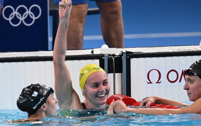 A australiana Ariarne Titmus (centro) comemora sua vitória nos 400 m livre com Katie Ledecky (à dir.)