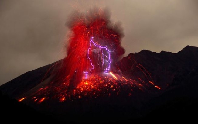 Raio parece atingir topo de vulcão em erupção na Guatemala