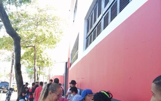 Torcedores do Flamengo formam fila na Gávea para comprar ingressos da segunda semifinal do Carioca