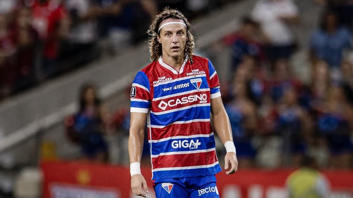 David Luiz discute com torcida do Fortaleza em desembarque David Luiz discute com torcida do Fortaleza em desembarque