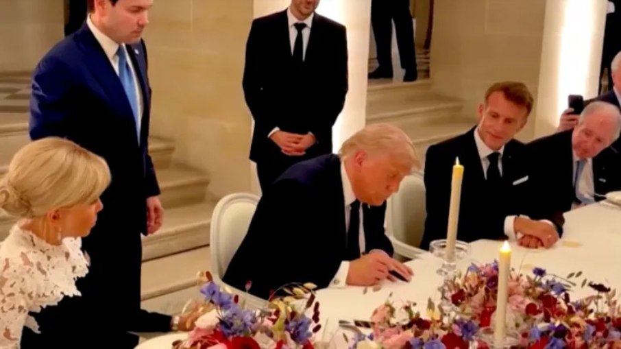 Trump assinou o memorando com o Irã no Palácio de Versalhes, na França