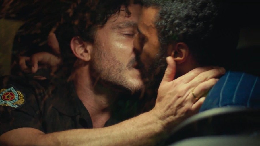 Beijo entre Orlando (Dudu de Oliveira) e Rocha (Kiko Pissolato) na série 'Chuva Negra'