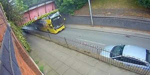 Vídeo mostra passageira arremessada após ônibus bater em ponte